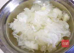 Illustration of how to make purple sweet potato and white fungus soup 2
