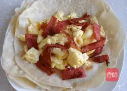 Illustration of how to make bacon and egg burritos 16