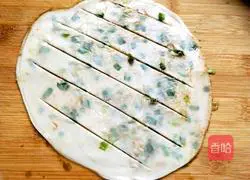 Illustration of how to make dumpling skin scallion pancakes 12