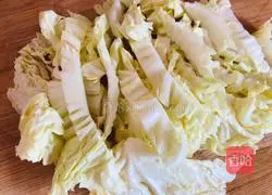 Illustration of how to make cabbage and vermicelli soup 3