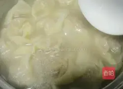 Illustration of how to make white radish, mushroom, and fan bone soup 5