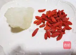 Illustration of how to make red date, apple and white fungus soup 3