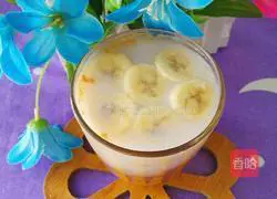 Illustration of how to make banana, apple and coconut juice 6