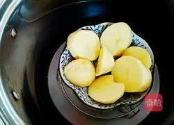 Mashed Potatoes and Vegetable Salad#New Year's Eve Dinner Recipe Illustration 2