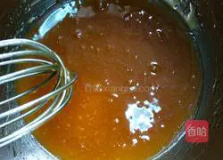 Illustration of how to make egg yolk and bean paste mooncakes 1