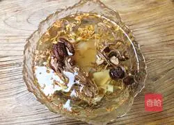 Illustration of how to make ginseng, cordyceps, snails, carrots, and black-bone chicken soup 2