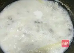 Illustration of cooking noodles in wild crucian carp soup 7