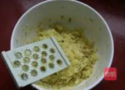 Illustration of how to mix red bean and ginger with milk 2