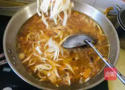 Illustration of how to make pumpkin willow leaf noodles 6