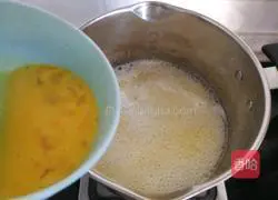 Illustration of how to make egg drop cornmeal soup 8