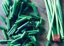 Illustration of how to make noodles with scallion oil 1