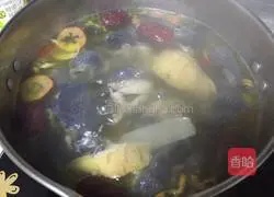 Illustration of how to make yam and black-bone chicken soup 6