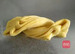 Illustration of how to make golden milleleuca rolls 11