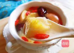 Illustration of how to make red date, apple and white fungus soup 11