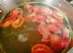 Illustration of how to make clam, corn, tomato and beef bone soup 8