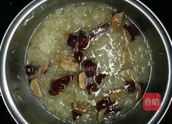 Illustration of how to make rock sugar, white fungus and red date soup 6