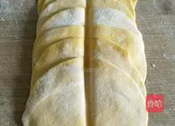 Illustration of how to make pumpkin rose rolls 3