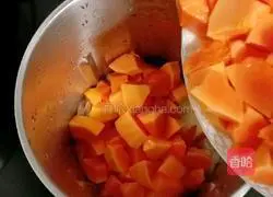 Illustration of how to make papaya and white fungus soup 7