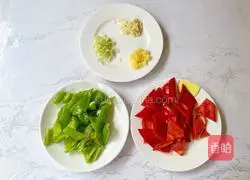 Illustration of how to stir-fry chicken breast with pepper 4