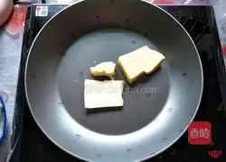 Illustration of how to make green sauce snowflake cake 3