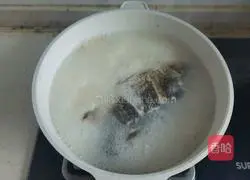 Illustration of how to make crucian carp, tofu and mushroom soup 6