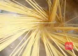 Illustration of how to stir-fry pasta with garlic shrimp oil 8