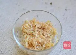 Illustration of how to make leek and egg stuffed buns 3