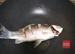 Illustration of how to make black bean and crucian carp soup 8