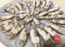 Illustration of how to make steamed vermicelli with garlic and razor clams 2