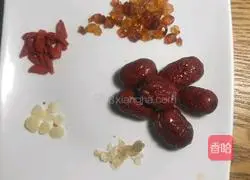 Illustration of how to make red dates, peach gum and white fungus soup 1