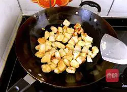 Illustration of how to make fried steamed buns with pepper and eggs 5