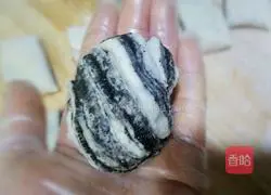 Illustration of how to make black sesame and multigrain flower rolls 9