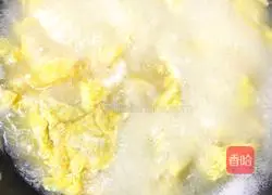 Illustration of how to make lettuce leaves and egg soup 5