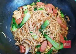 Illustration of how to make fried pasta with ham 12