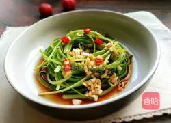 Illustration of how to tear garlic sprouts by hand 7