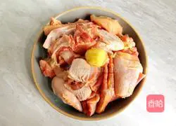 Lotus root stewed chicken soup illustration 3