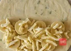 Illustration of how to make banana cheese hand cake 2