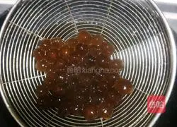 Illustration of how to make pearl milk tea 10