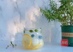 Illustration of how to make lychee and blueberry sparkling drink 12