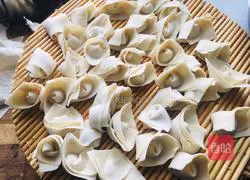 Illustration of how to make chicken soup wontons 3