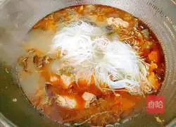 Illustration of how to make fungus, pickled cabbage, vermicelli and old duck soup 18