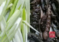 Illustration of how to make sea cucumbers with green onions 2