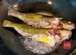 Illustration of how to make fish white jade soup 4