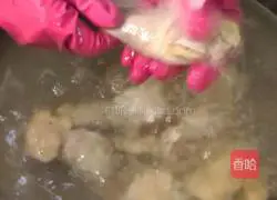 Sichuan - Illustration of how to stew native chicken with cordyceps flowers 4