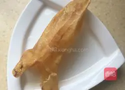 Illustration of how to cook chicken soup with fish maw 1