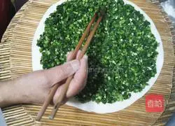 Illustration of how to make leek and egg box 7