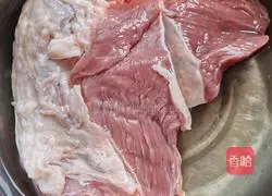 Illustration of how to make beef and green onion dumplings 1