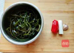 Illustration of how to make cold kelp shreds 1