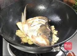 Illustration of how to make wolfberry tofu and fish head soup 6