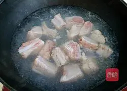 Illustration of how to make pork ribs and lotus root soup 2